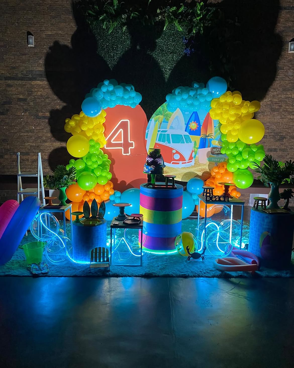 Decoração temática de aniversário com neon e balões