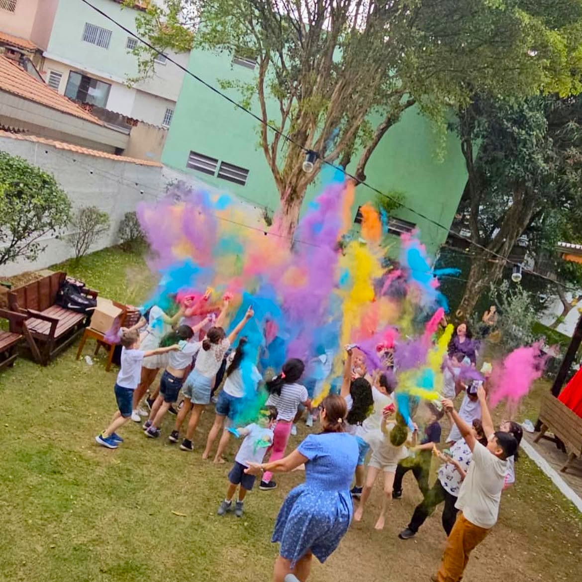 Festa infantil com explosão de tintas coloridas