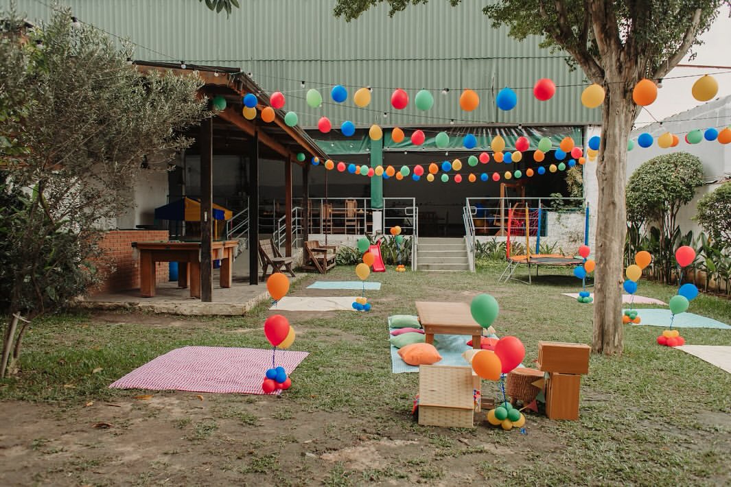 Aniversário de 1 ano com decoração de piquenique e balões